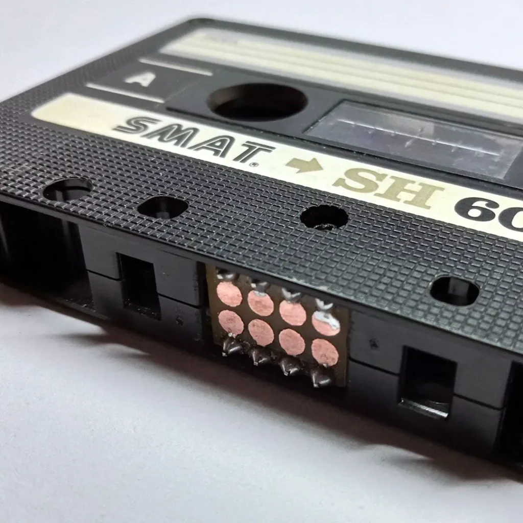 Complete digitalized cassette with interfaces for data and power.